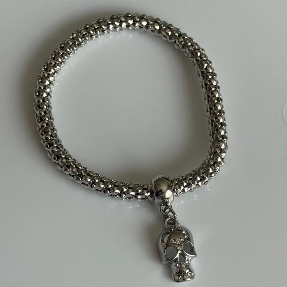🔥 Trendy Silver Beaded Bracelet with Skull Charm
